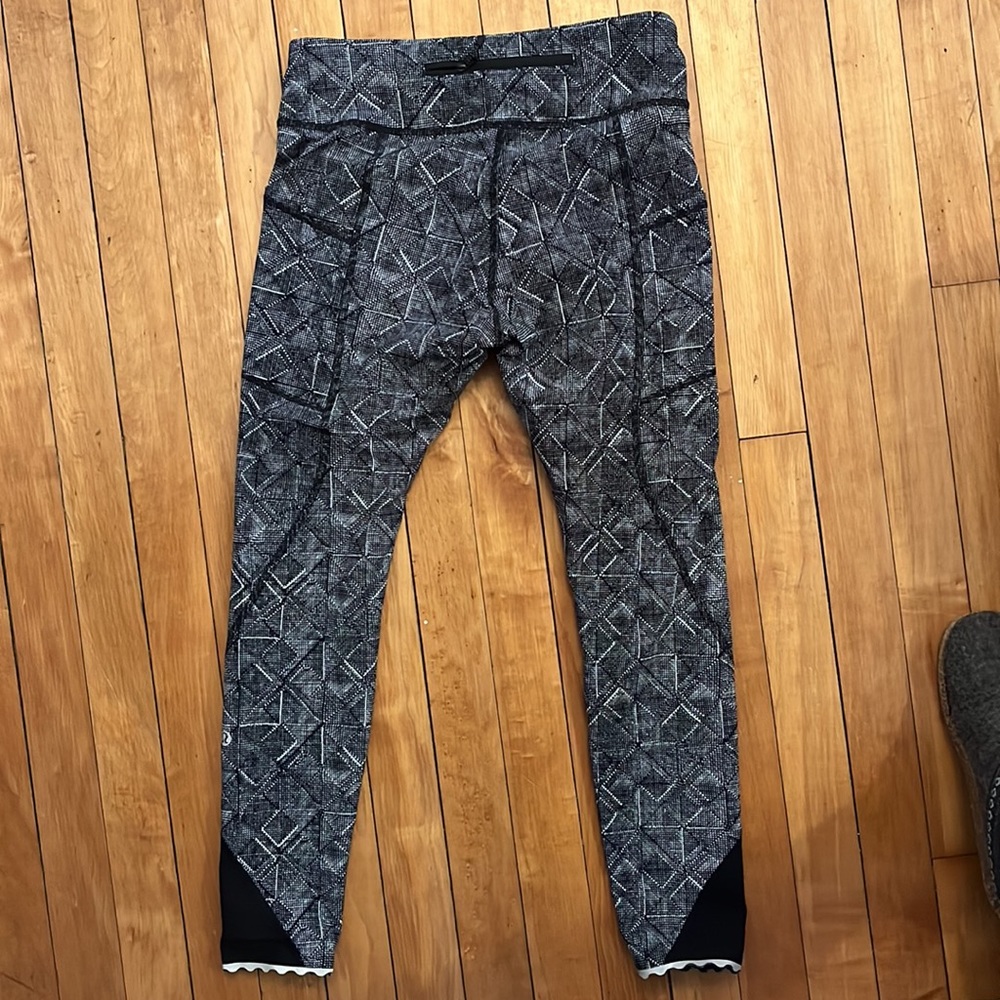 Lululemon Size 6 Pattern Running Crop With Pockets - image 2